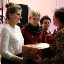 Powiększ zdjęcie Przewodnicząca Powiatowej Rdy KGW Beata Bąk wręcza nagrodę przedstawicielkom KGW Ludynia, które zostało wyróżnione w Powiatowym Konkursie na 