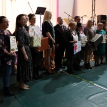 Powiększ zdjęcie Organizatorzy i laureaci Powiatowego Konkursu na 
