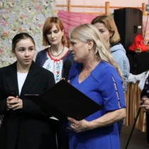 Powiększ zdjęcie Pani Ewa Napora recytuje swój wiersz