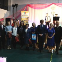 Powiększ zdjęcie Organizatorzy wydarzenia z uczestniczkami jednego z konkursów dla publiczności