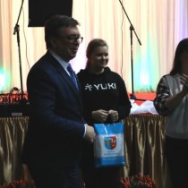 Powiększ zdjęcie Starosta wręcza nagrodę pani, która zwyciężyła w jednym z konkursów dla publiczności