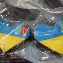 Powiększ zdjęcie Piernikowe serca upieczone przez Cukiernię Migoń - cegiełki w akcji pomocy Urkainie