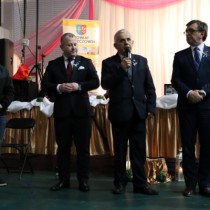 Powiększ zdjęcie Przewodniczący Rady Powiatu Włoszczowskiego Zbigniew Matyśkiewicz składa życzenia z okazji Dnia Kobiet