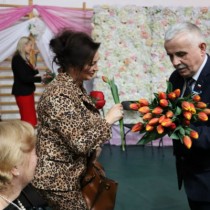Powiększ zdjęcie Przewodniczący Rady Powiatu Włoszczowskiego Zbigniew Matyśkiewicz wręcza Paniom tulipany