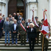 Powiększ zdjęcie Poczty sztandarowe oraz uczestnicy uroczystości z okazji obchodów Dnia Weterana Walk o Niepodległość Rzeczypospolitej Polskiej