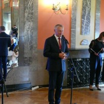 Powiększ zdjęcie Wojewoda Świętokrzyski Zbigniew Koniusz wita uczestników uroczystości