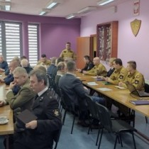 Powiększ zdjęcie Przemawia Komendant Powiatowy PSP mł. bryg. Andrzej Pacanowski do uczestników narady.
