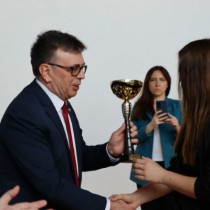Powiększ zdjęcie Starosta Włoszczowski wręcza puchar jednej z zawodniczek
