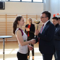 Powiększ zdjęcie Starosta Włoszczowski wręcza puchar jednej z zawodniczek