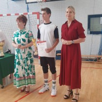 Powiększ zdjęcie Członek Zarządu Powiatu Małgorzta Gusta i Dyrektor PCK-R Włoszczowa Teresa Chudy z przedstawicielem jednej z drużyn biorących udział w turnieju