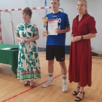 Powiększ zdjęcie Członek Zarządu Powiatu Małgorzta Gusta i Dyrektor PCK-R Włoszczowa Teresa Chudy z przedstawicielem jednej z drużyn biorących udział w turnieju