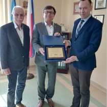 Powiększ zdjęcie Wiceprezes%20Zarządu%20OSM%20Włoszczowa%20Waldemar%20Gacek,%20Starosta%20Włoszczowski%20Dariusz%20Czechowski,%20Prezez%20Zarządu%20OSM%20Włoszczowa%20Ryszard%20Pizior