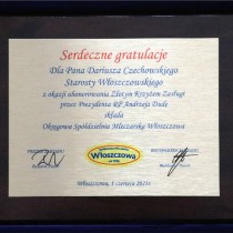 Powiększ zdjęcie Pamiątkowy grawerton dla Starosty Włoszczowskiego