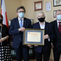 Powiększ zdjęcie Od lewej stoją: Członek Zarządu Powiatu Włoszczowskiego Małgorzata Gusta, Starosta Włoszczowski Dariusz Czechowski, Poseł na Sejm RP Krzysztof Lipiec i Wicestarosta Łukasz Karpiński