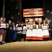 Powiększ zdjęcie Zwycięzcy konkursu wojewódzkiego z fundatorami nagród i organizatorami na scenie DK we Włoszczowie.