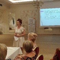 Powiększ zdjęcie Członek Zarządu Powiatu Włoszczowskiego Małgorzata Gusta podczas konferencji podsumowującej realizację Projektu BEZ BARIER
