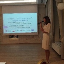 Powiększ zdjęcie Ilona Nowak dyrektor PCPR we Włoszczowie podczas konferencji podsumowującej realizację Projektu BEZ BARIER