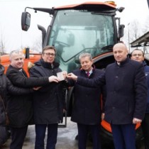 Powiększ zdjęcie Przekazanie%20kluczyków%20i%20dokumentów%20do%20ciągnika:%20(od%20lewej)%20Łukasz%20Karpiński,%20Dariusz%20Czechowski,%20Aneta%20Jończyk,%20Zbigniew%20Krzysiek,%20Jacek%20Trojszczak%20i%20Norbert%20Gąsieniec.%20Wszyscy%20stoją%20na%20tle%20nowego%20pomarańczowego%20ciągnika.