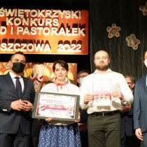 Powiększ zdjęcie Od lewej: burmistrz Włoszczowy Grzegorz Dziubek, Kapela 