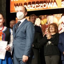 Powiększ zdjęcie Sylwester Kowalski (z prawej) z przedstawicielką zespołu śpiewaczego Marzyszanki.