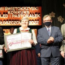Powiększ zdjęcie Od lewej: ksiądz Paweł Smolarczyk, przedstawicielka zespołu 