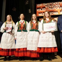 Powiększ zdjęcie Starosta włoszczowski Dariusz Czechowski (z prawej) i dyrektor WDK w Kielcach  Jacek Sabat (po lewej) z laureatami finału Świętokrzyskiego Konkursu Kolęd i Pastorałek we Włoszczowie - zespołem ludowym 