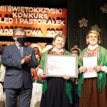 Powiększ zdjęcie Od lewej: Sylwester Kowalski, Jacek Sabat, przedstawiciele zespołu 
