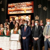Powiększ zdjęcie Zwycięzcy%20konkursu%20wojewódzkiego%20z%20fundatorami%20nagród%20i%20organizatorami%20na%20scenie%20DK%20we%20Włoszczowie.%20