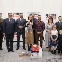 Powiększ zdjęcie Uczestnicy%20uroczystości%20wręczenia%20nagród%20%20w%20konkursie%20Klubu%20Odkrywców%20Miejsc%20Pamięci.