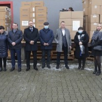 Powiększ zdjęcie Przekazanie%20aparatów%20tlenowych%20dla%20szpitali.%20Od%20lewej:%20Zbigniew%20Koniusz%20-%20wojewoda%20świętokrzyski,%20Jolanta%20Rybczyk,%20Marek%20Kos,%20Grzegorz%20Lasak,%20Jerzy%20Grodzki,%20Rafał%20Krupa,%20Mieczysława%20Myszona-Tarnowska,%20Agnieszka%20Nawrot,Bartosz%20Stemplewski.%20%20