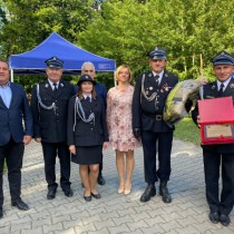 Powiększ zdjęcie Delegacja z Urzędu Gminy Secemin wręcza strażakowi z OSP Secemin upominki