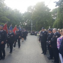 Powiększ zdjęcie Przemarsz pocztów sztandarowych z kościoła pod muszlę koncertową