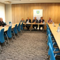 Powiększ zdjęcie Konferencja%20prasowa%20w%20Kielcach%20w%20sprawie%20organizowanego%207%20sierpnia%20Rajdu%20Rowerowego%20Szlakiem%20Brygady%20Świętokrzyskiej%20NSZ