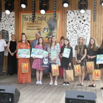 Powiększ zdjęcie Nagrodzone uczestniczki konkursu z jury, organizatorami i zaproszonymi gośćmi