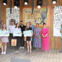 Powiększ zdjęcie Nagrodzone uczestniczki konkursu z jury, organizatorami i zaproszonymi gośćmi