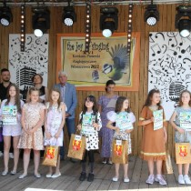 Powiększ zdjęcie Nagrodzone uczestniczki konkursu z jury i organizatorami konkursu