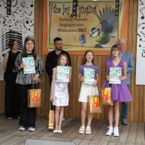 Powiększ zdjęcie Nagrodzone uczestniczki konkursu z jury i organizatorami konkursu
