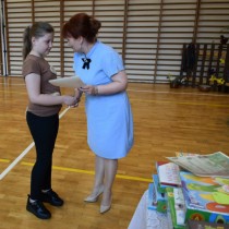 Powiększ zdjęcie Członek Zarządu Powiatu Włoszczowskiego Małgorzata Gusta wręcza dyplom laureatce konkursu