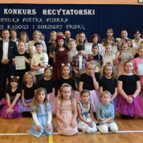 Powiększ zdjęcie Uczestnicy konkursu z jego organizatorami i zaproszonymi gośćmi