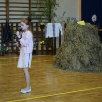 Powiększ zdjęcie Występ jednej z uczennic