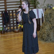 Powiększ zdjęcie Występ jednej z uczennic