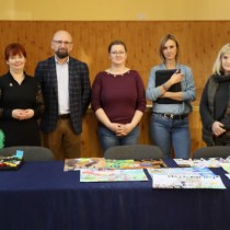 Powiększ zdjęcie Komisja%20konkurskowa:%20Małgorzata%20Gusta,%20Cezary%20Nowak,%20Katarzyna%20Kwaca,%20Karolina%20Krupa,%20Małgorzata%20Krawczyk