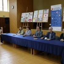 Powiększ zdjęcie Głos%20zabiera%20Dyrektor%20I%20LO%20we%20Włoszczowie%20Bożena%20Kaczor