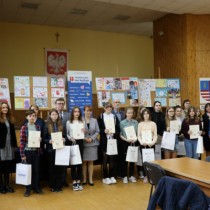 Powiększ zdjęcie Laureaci konkursu plastycznego „Młodzież NIE hejtuje” z organizatorami i zaproszonymi gośćmi