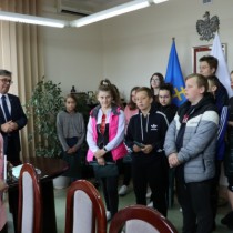 Powiększ zdjęcie Starosta Włoszczowski Dariusz Czechowski pokazuje młodzieży swój gabinet. Obok stoi Członek Zarządu Małgorzata Gusta