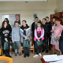 Powiększ zdjęcie Wicestarosta Łukasz Karpiński pokazuje młodzieży swój gabinet. Obok stoi Członek Zarządu Małgorzata Gusta i Skarbnik Powiatu Agnieszka Górska