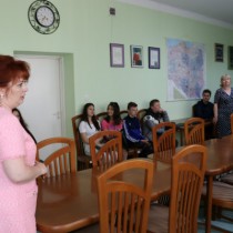 Powiększ zdjęcie Członek Zarządu Małgorzata Gusta pokazuje młodzieży salę narad