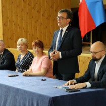 Powiększ zdjęcie Starosta Dariusz Czechowski przemawia do młodzieży 
