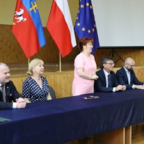 Powiększ zdjęcie Członek Zarządu Powiatu Małgorzata Gusta przemawia do młodzieży