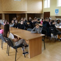 Powiększ zdjęcie Młodzież uczestnicząca w lekcji o samorządzie